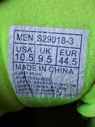 Zapatillas de clavos Saucony verdes y amarillas