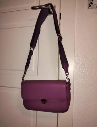 Bolso Misako morado con correa.