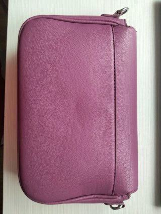 Bolso Misako morado con correa.