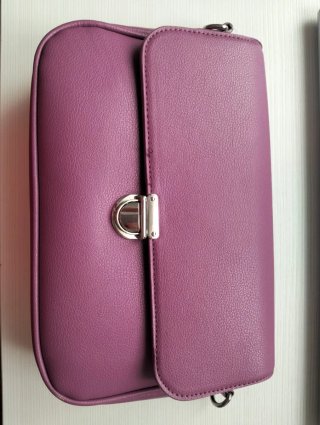 Bolso Misako morado con correa.