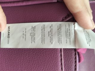 Bolso Misako morado con correa.