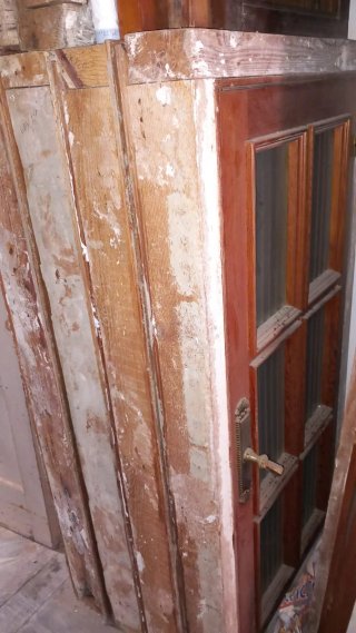 Puertas y ventanas de madera de pinotea