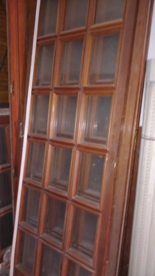 Puertas y ventanas de madera de pinotea