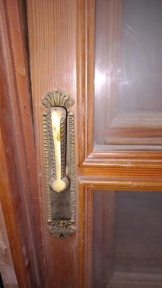 Puertas y ventanas de madera de pinotea