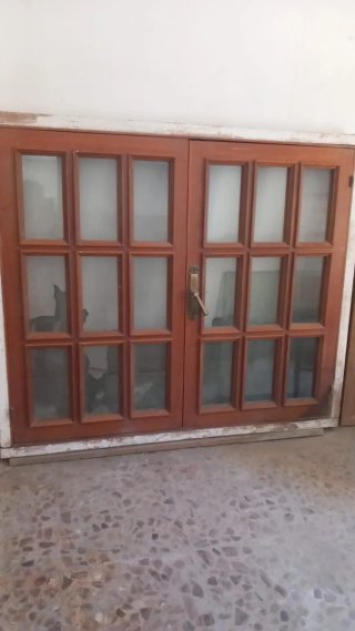 Puertas y ventanas de madera de pinotea