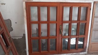 Puertas y ventanas de madera de pinotea