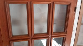 Puertas y ventanas de madera de pinotea