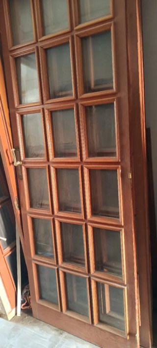 Puertas y ventanas de madera de pinotea
