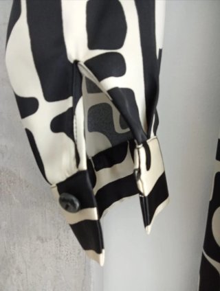 Mono en tonos beige y negro.