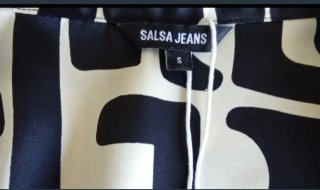 Mono en tonos beige y negro.