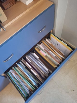 Mesa de despacho con suplemento y estantería