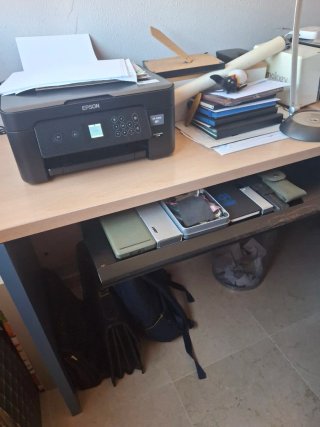 Mesa de despacho con suplemento y estantería