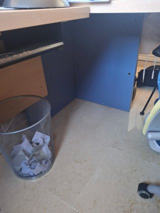 Mesa de despacho con suplemento y estantería