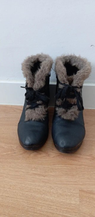 Botines negros con cordones y pelo
