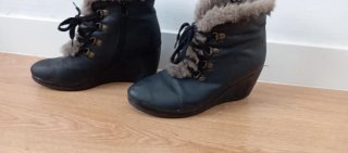 Botines negros con cordones y pelo