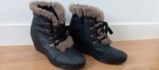 Botines negros con cordones y pelo