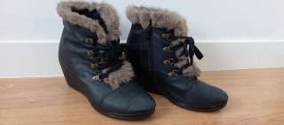 Botines negros con cordones y pelo