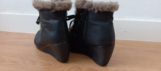 Botines negros con cordones y pelo