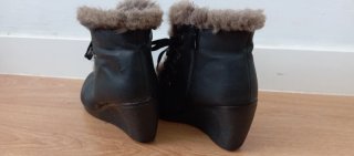 Botines negros con cordones y pelo