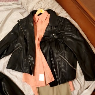 Giacchetta in pelle nera da donna