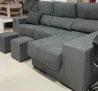 Divano Chaise Longue ✨ Caratteristiche: Sedili estraibili per maggiore comfort Testate ribaltabili per un miglior riposo 2 pouf inclusi Cassetto di stoccaggio sotto la chaise longue Rivestimento in tessuto anti-macchia 2 piccoli cuscini inclusi