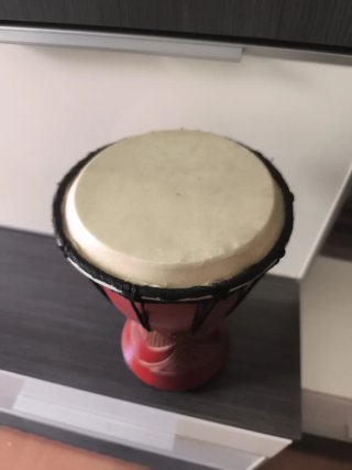 Tambor africano artesanal rojo