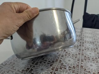 Pentola in acciaio con manici