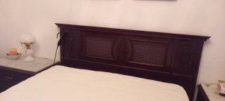 Cabezal de cama de madera oscuro