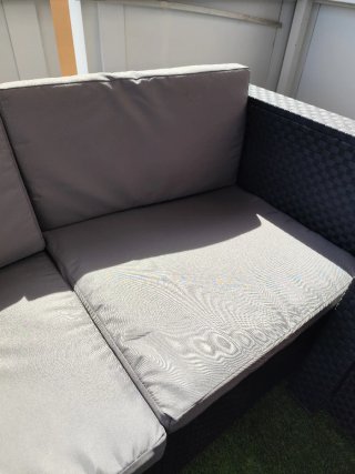 Sofá de terraza ratán con mesas