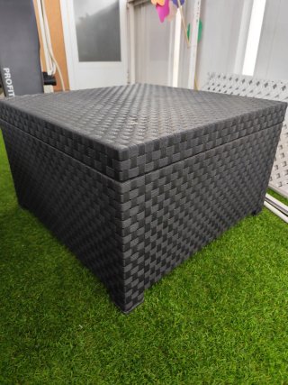 Sofá de terraza ratán con mesas