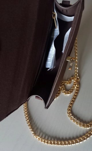 Borsetta marrone con dettaglio dorato