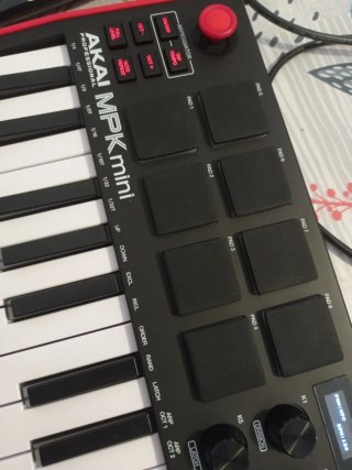 Controlador MIDI Akai MPK mini