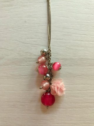 Collar largo con detalles rosas