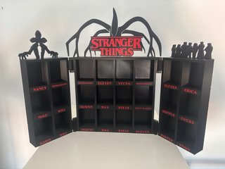 Expositor Stranger Things Funko Pop kinder joy