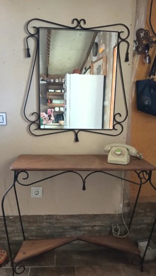 Mueble de entrada artesanal con espejo