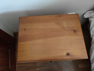 Dos (2 ) Mesitas de noche de madera con flores