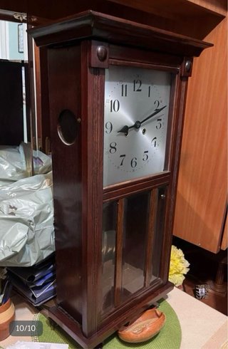 Reloj de péndulo antiguo de madera
