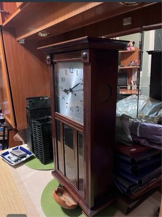 Reloj de péndulo antiguo de madera