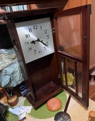 Reloj de péndulo antiguo de madera