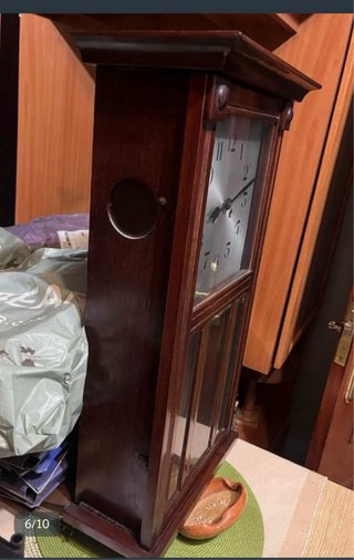 Reloj de péndulo antiguo de madera