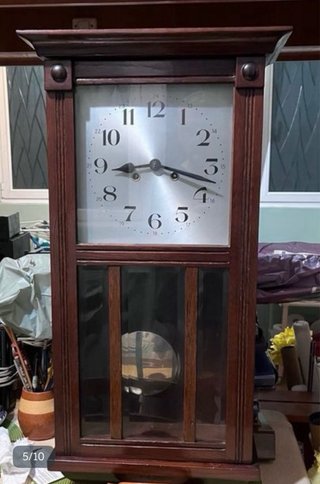 Reloj de péndulo antiguo de madera