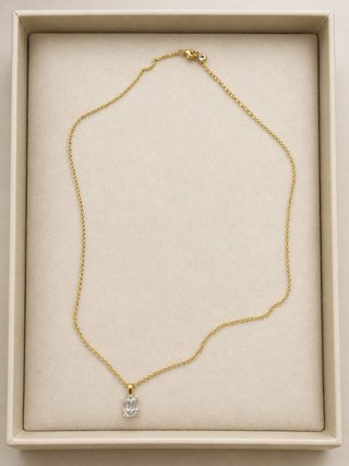 Cadena dorada con colgante de cristal