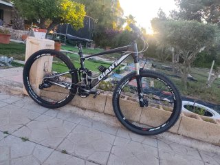 Bicicleta Giant a doppia sospensione