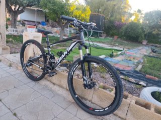 Bicicleta Giant a doppia sospensione