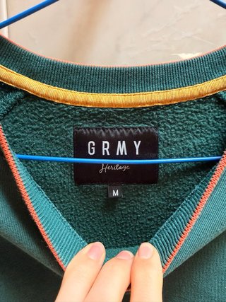 Sudadera Grimey verde con detalles naranja