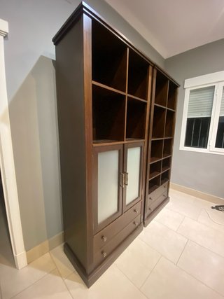 Mueble de salón de madera y cristal