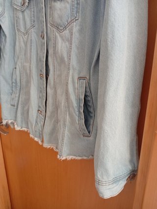 Giubbotto da donna in denim con ricami sulle spalle