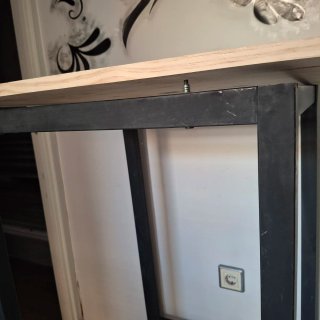 Mesa alta de madera y metal.