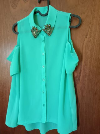 Blusa verde con pedrería en cuello