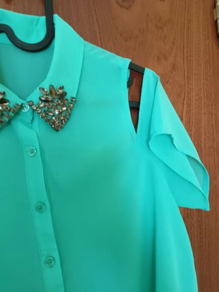 Blusa verde con pedrería en cuello